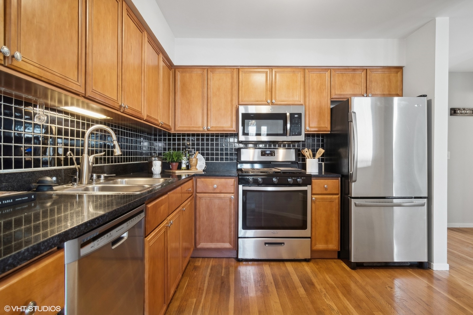 844 South Morgan Street Chicago, IL 60607 - Photo 5 of 10 a kitchen with stainless steel appliances a refrigerator a stove a sink and a microwave