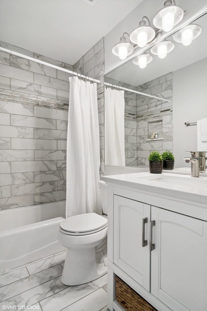 844 South Morgan Street Chicago, IL 60607 - Photo 10 of 10 a bathroom with a sink a toilet and bathtub