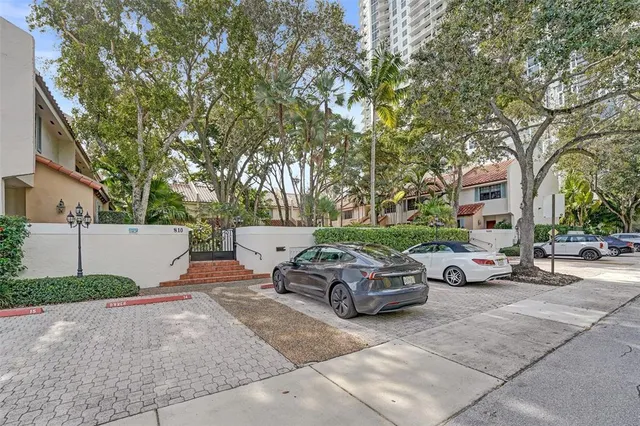$895,000 | 810 Southeast 2nd Street, Unit F, Fort Lauderdale, FL 33301