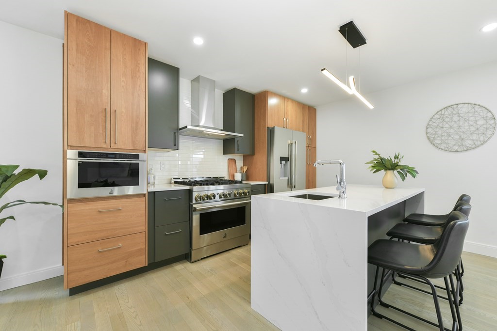 63 Alpine Street, Unit 1 Cambridge, MA 02138 - Photo 8 of 27 a kitchen with a table and chairs