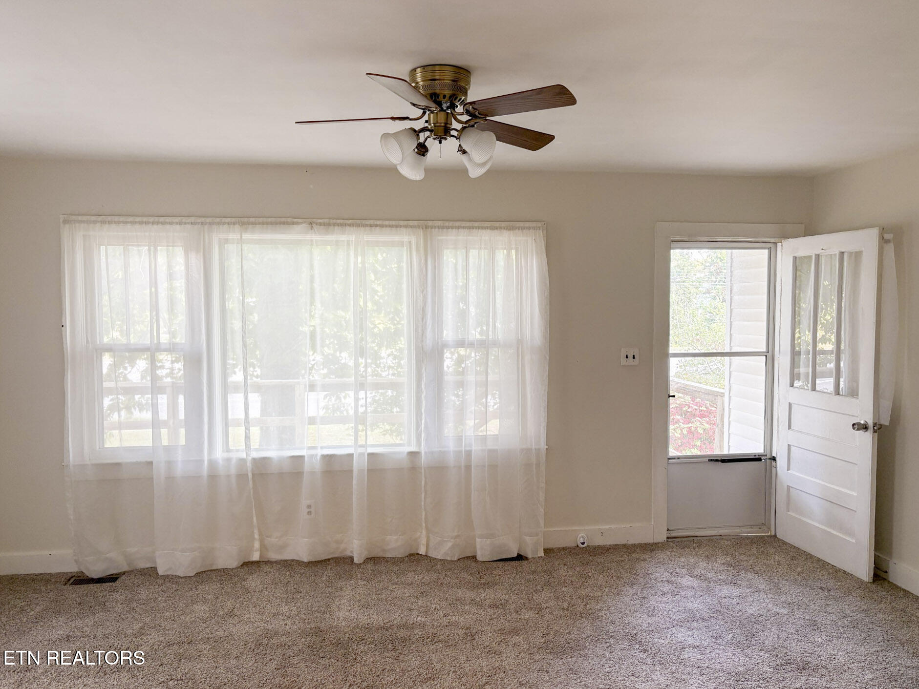 1910 Lantana Road Crossville, TN 38572 - Photo 3 of 12 Living Room