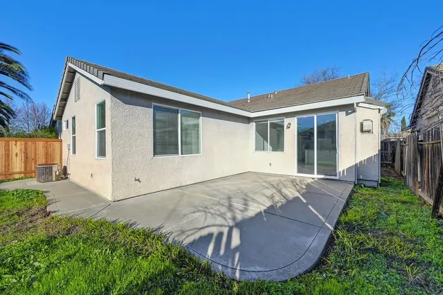 a view of a house with backyard