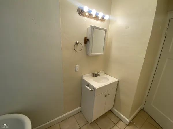 $1,025 | 621 Tecumseh Street, Indianapolis, IN 46201