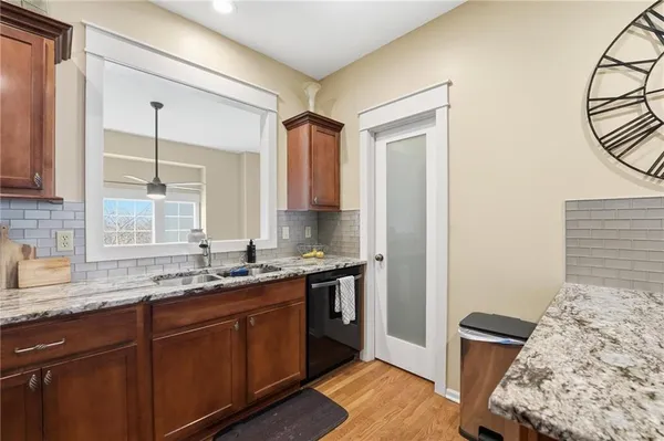 $370,000 | 2905 Gentry Park, North Kansas City, MO 64116