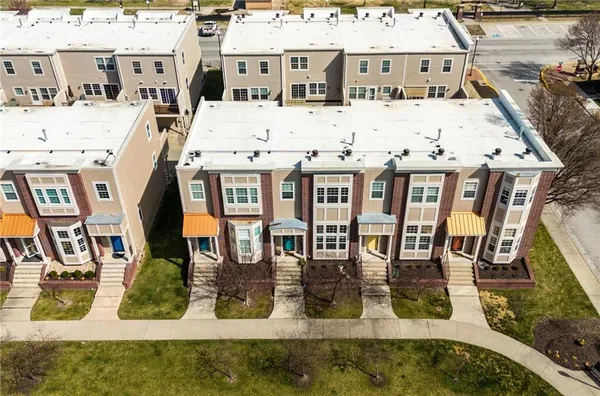 $370,000 | 2905 Gentry Park, North Kansas City, MO 64116