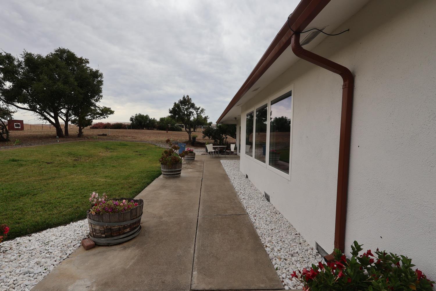 307 Mansfield Road Hollister, CA 95023 - Photo 14 of 47