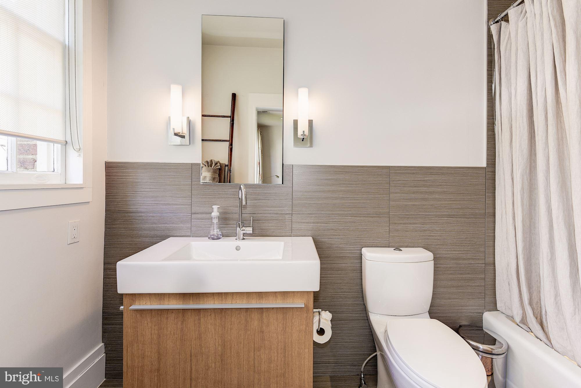 2019 R Street Northwest Washington, DC 20009 - Photo 32 of 49 Second Bedroom Suite