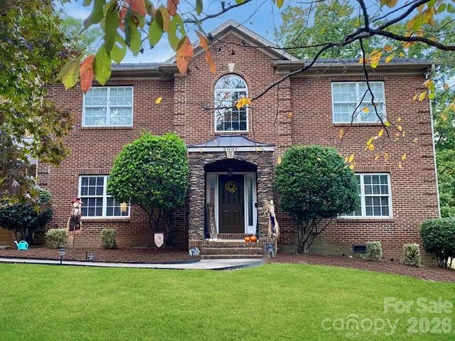 a view of a backyard with basketball court