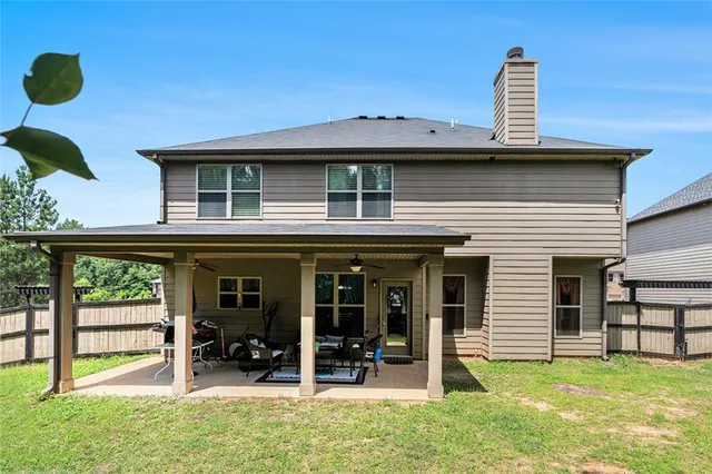 a view of a house with a backyard