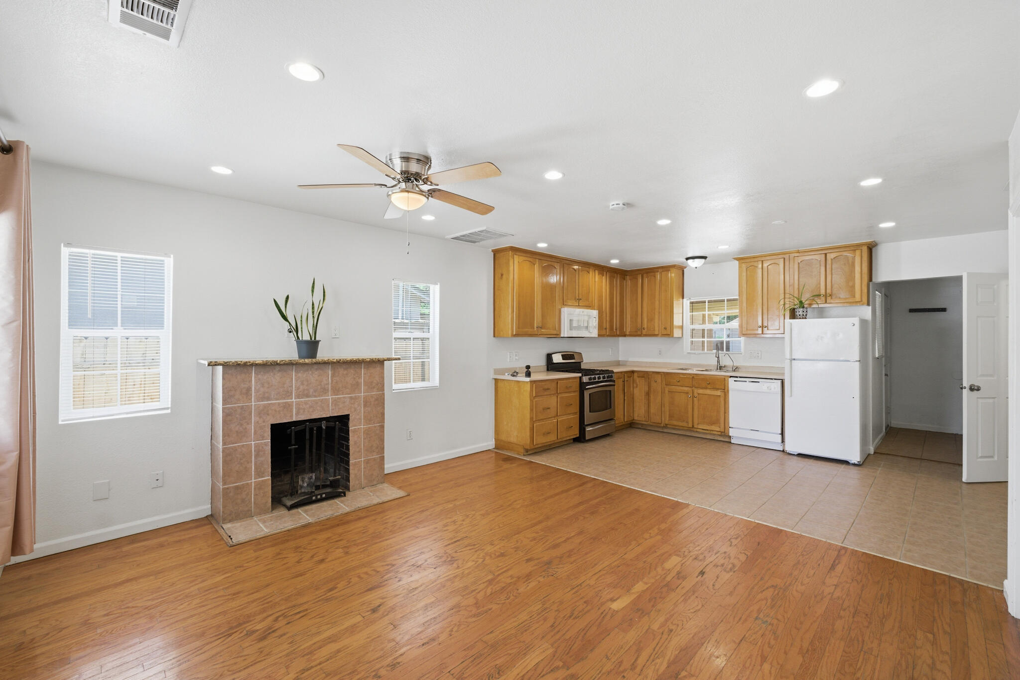 723 South Locust Street Visalia, CA 93277 - Photo 4 of 27