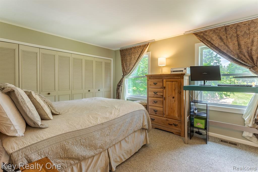1050 Larson Court Rochester Hills, MI 48307 - Photo 10 of 34