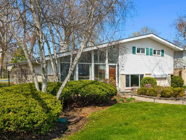 $495,000 | 2950 Covert Road, Glenview, IL 60025