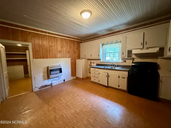 $135,000 | 114 Rhodes Avenue, Windsor, NC 27983