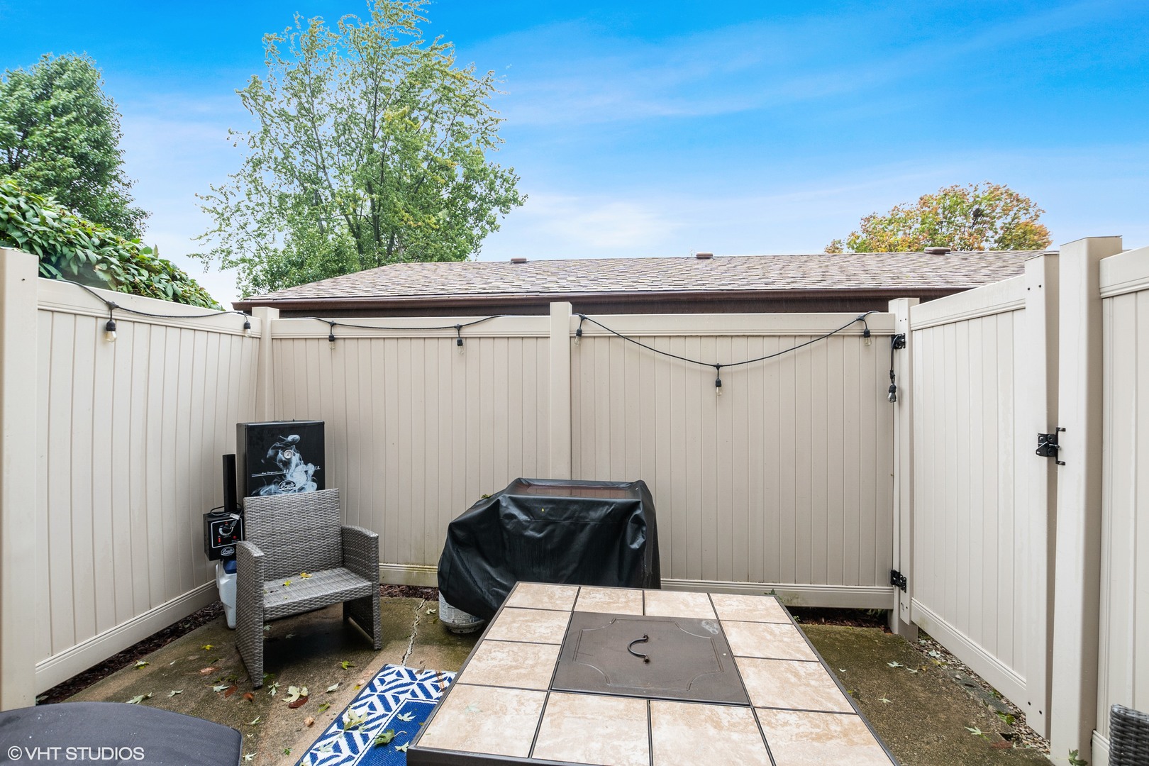 270 East Woodlawn Road, Unit 270 New Lenox, IL 60451 - Photo 13 of 14 a view of a terrace with furniture