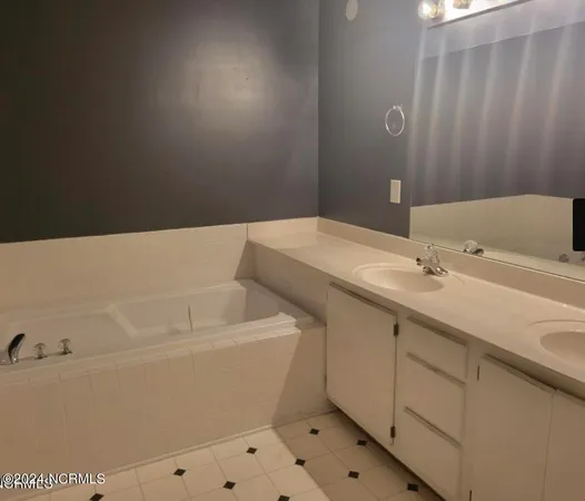 $1,300 | 112 Breezewood Drive, Unit E, Greenville, NC 27858