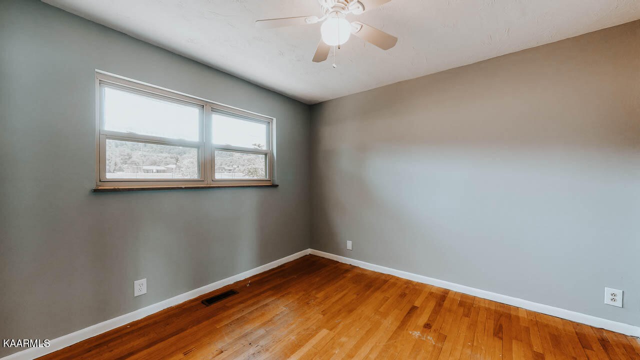 10008 Rutledge Pike Corryton, TN 37721 - Photo 19 of 30 an empty room with a window