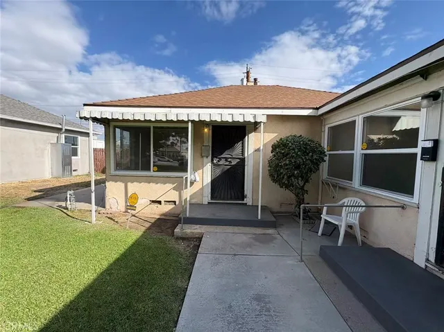 a view of a house with backyard and porch