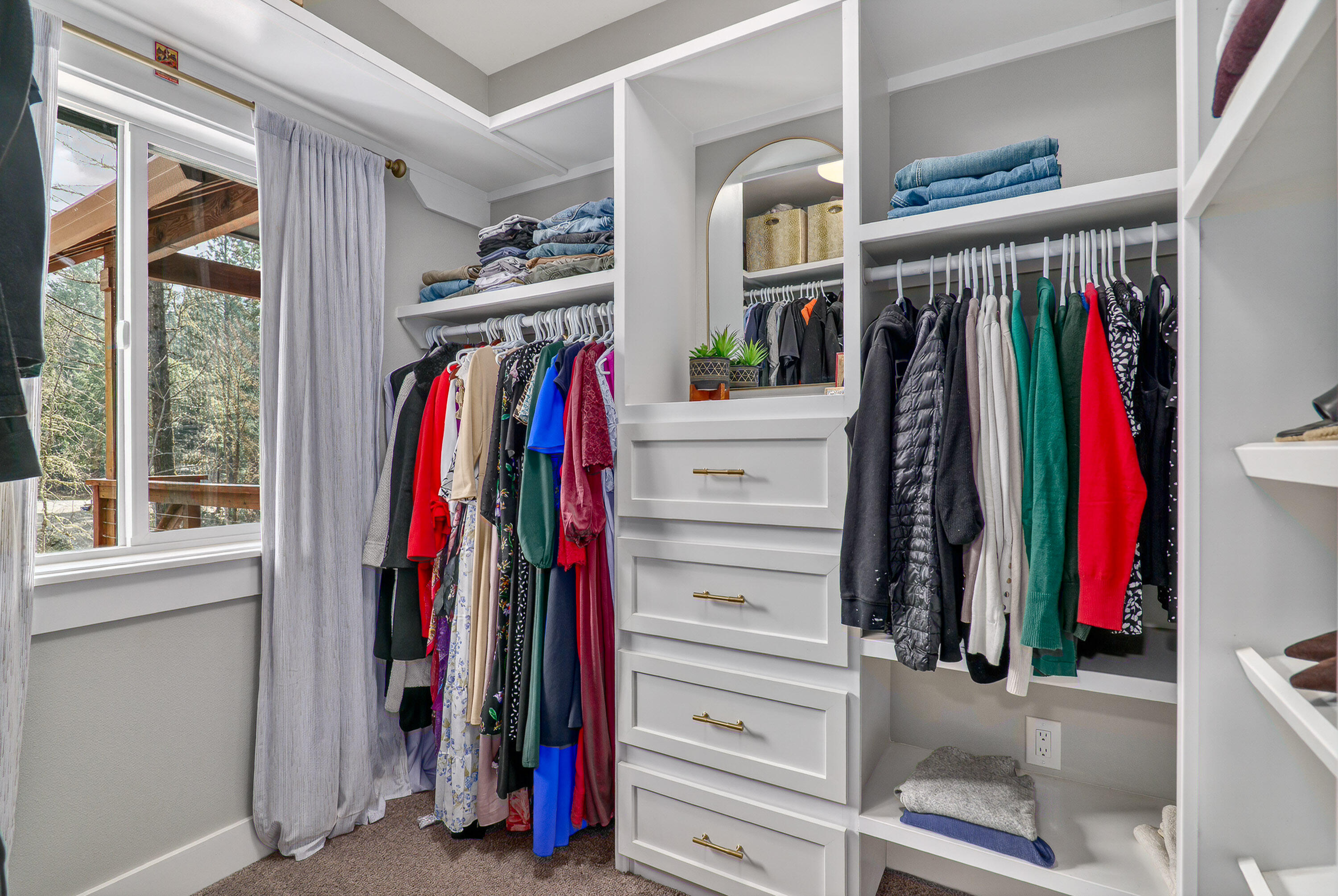 322 Round Prairie Road Wilderville, OR 97543 - Photo 15 of 55 primary walk-in closet