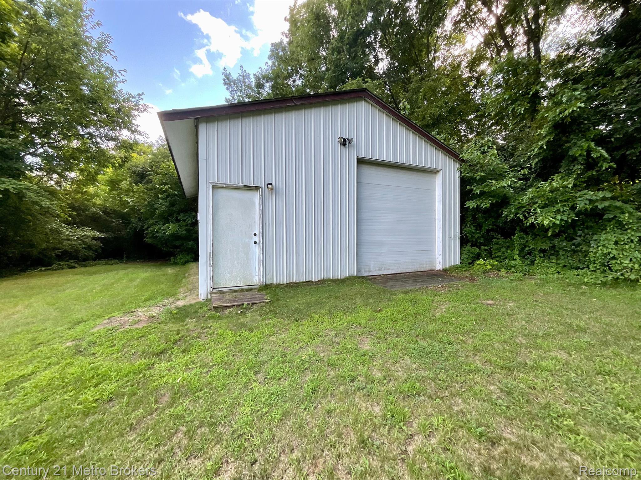 4392 East Carpenter Road Flint, MI 48506 - Photo 7 of 42 Gallery Image 7