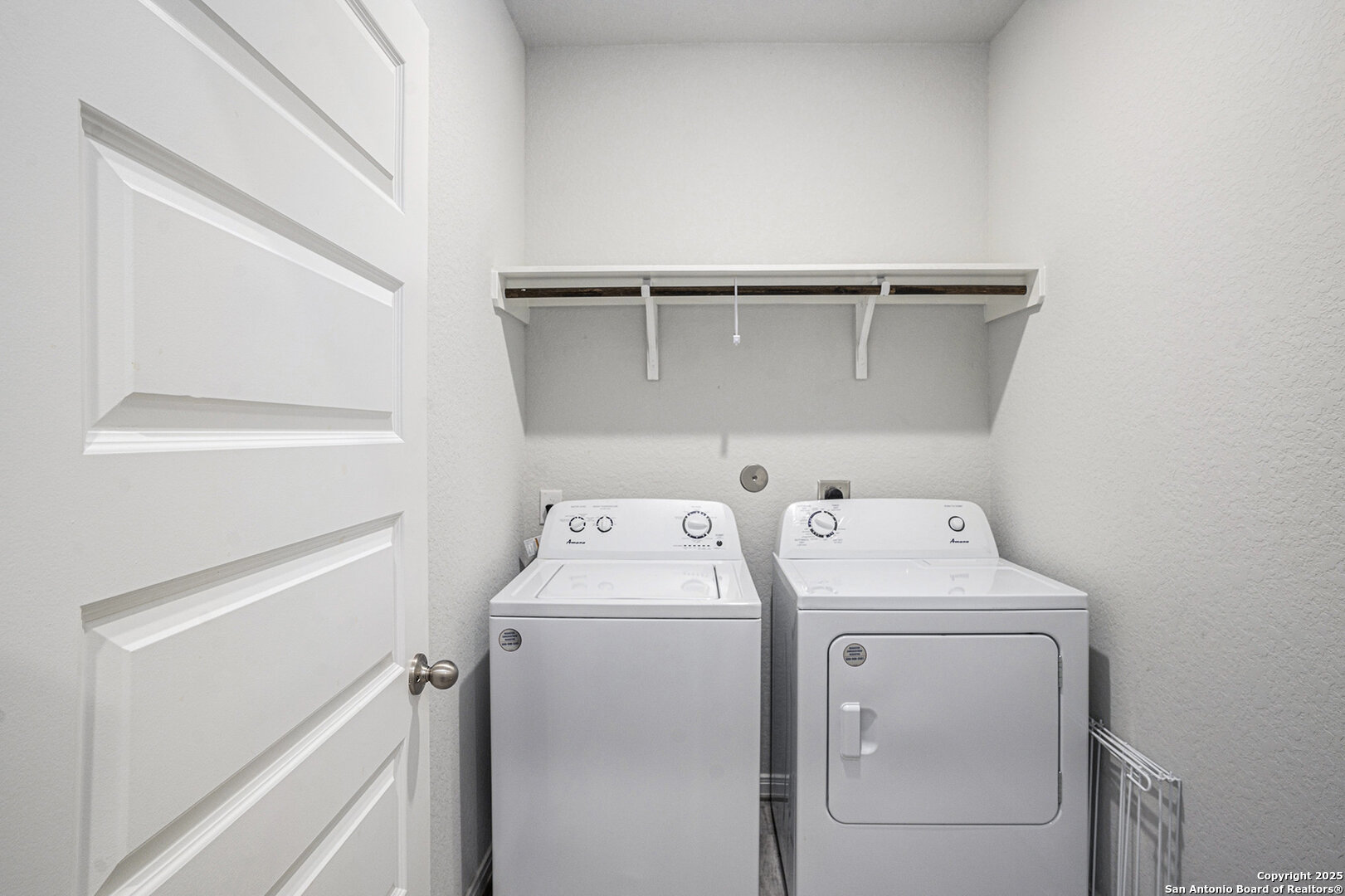 16615 Ginger Crossing Elmendorf, TX 78112 - Photo 25 of 31 a utility room with dryer and washer