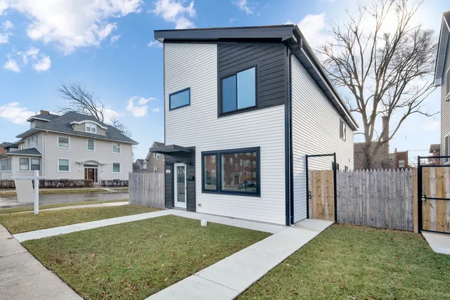 a view of a house with a backyard