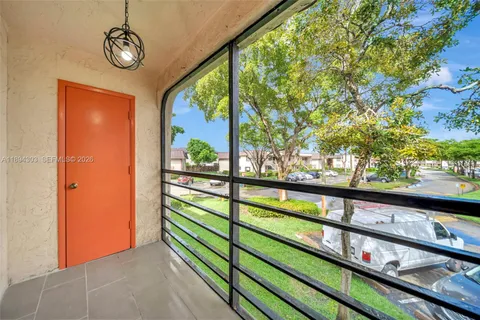 a view of entryway with a garden
