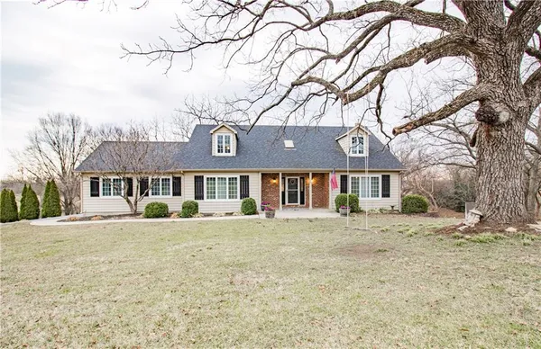 $525,000 | 213 Northeast 51st Road, Warrensburg, MO 64093