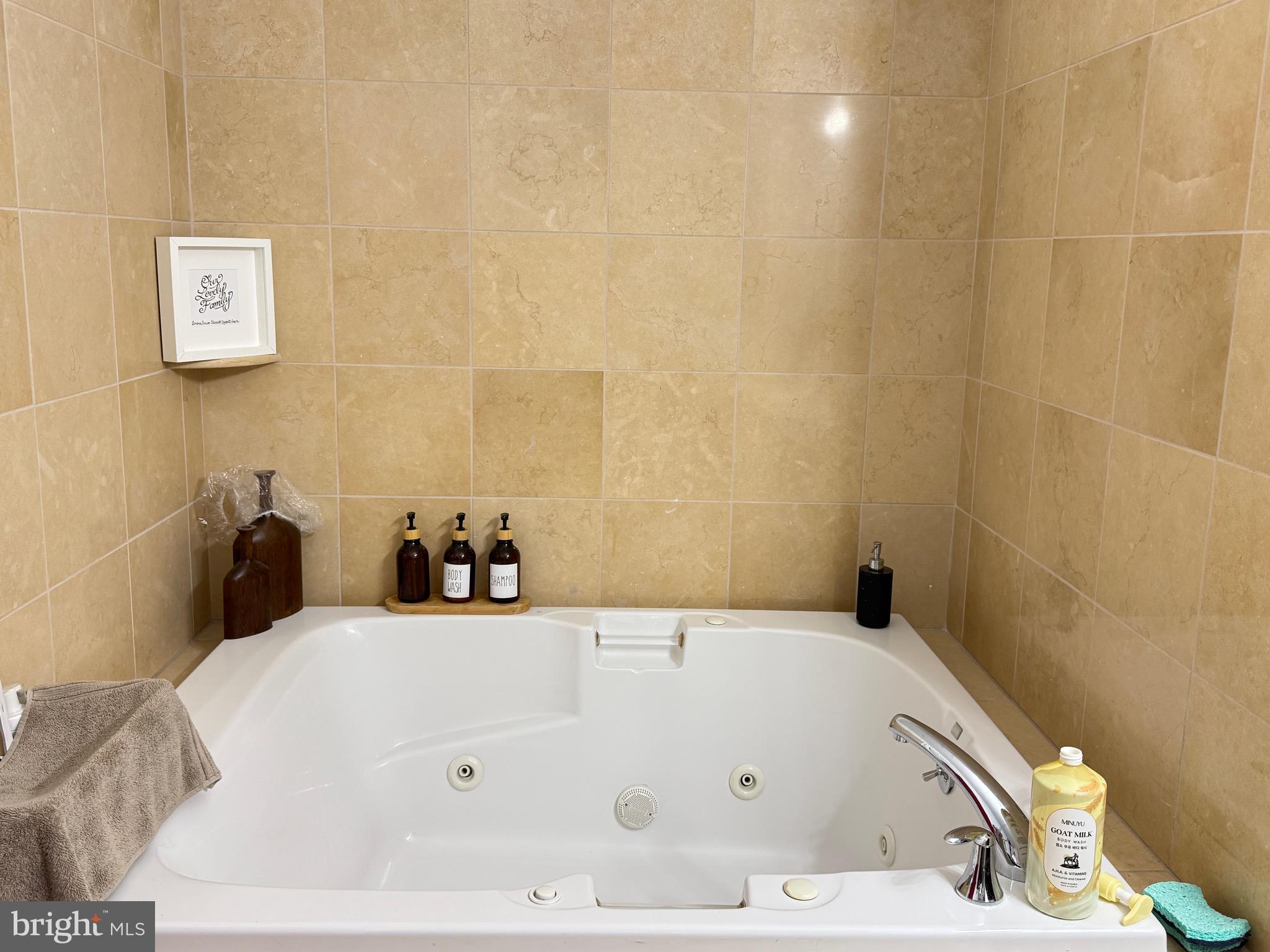 901 North Penn Street, Unit R2101 Philadelphia, PA 19123 - Photo 28 of 33 a bathroom with a tub