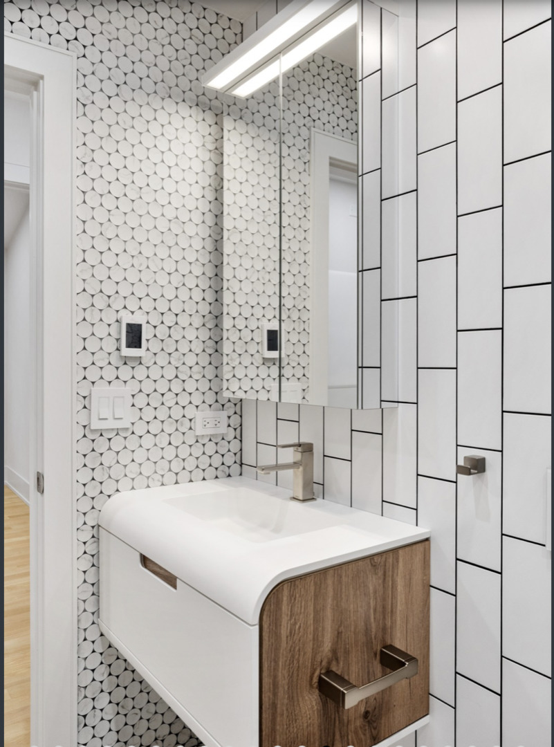 548 Exmoor Road Kenilworth, IL 60043 - Photo 16 of 19 a bathroom with a bathtub and shower