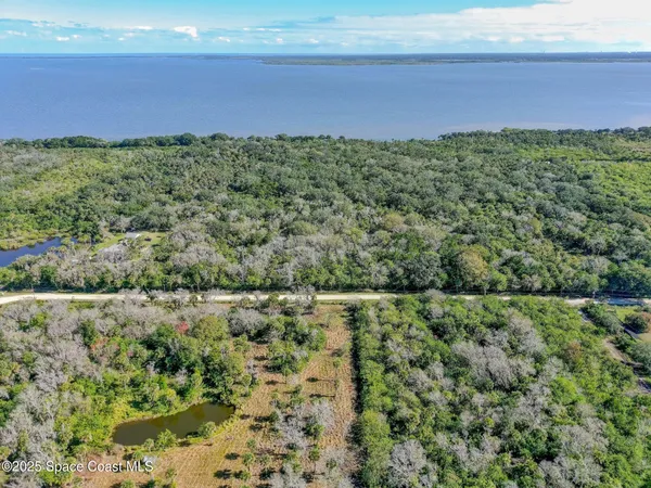 a view of an outdoor space and a yard