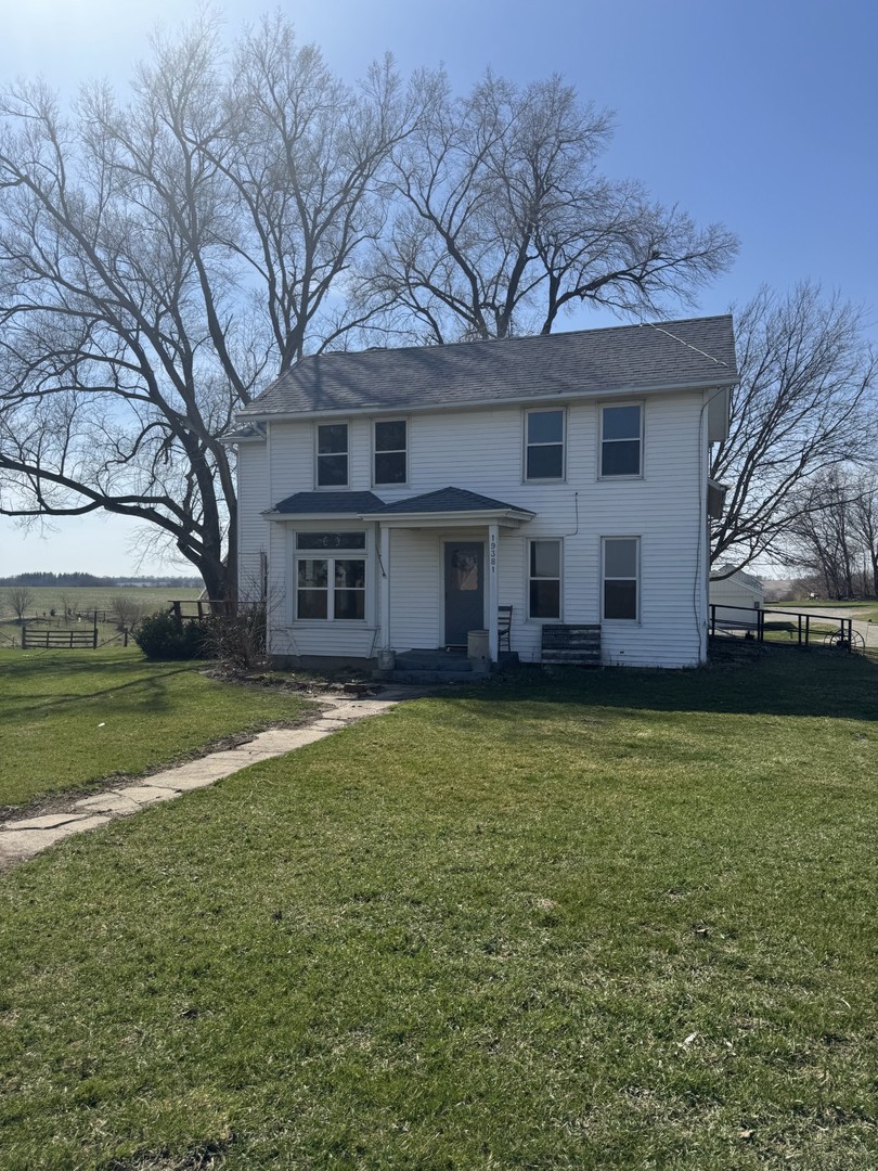 a view of a house with a yard
