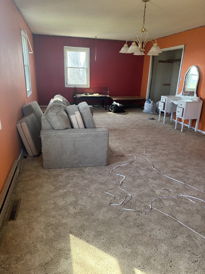 19381 Luther Road Sterling, IL 61081 - Photo 35 of 43 a living room with furniture