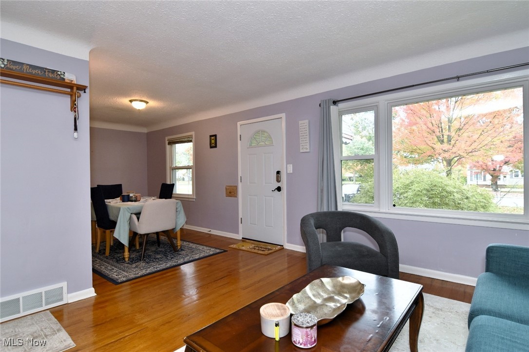 1775 Brainard Road Lyndhurst, OH 44124 - Photo 7 of 34 Living Room