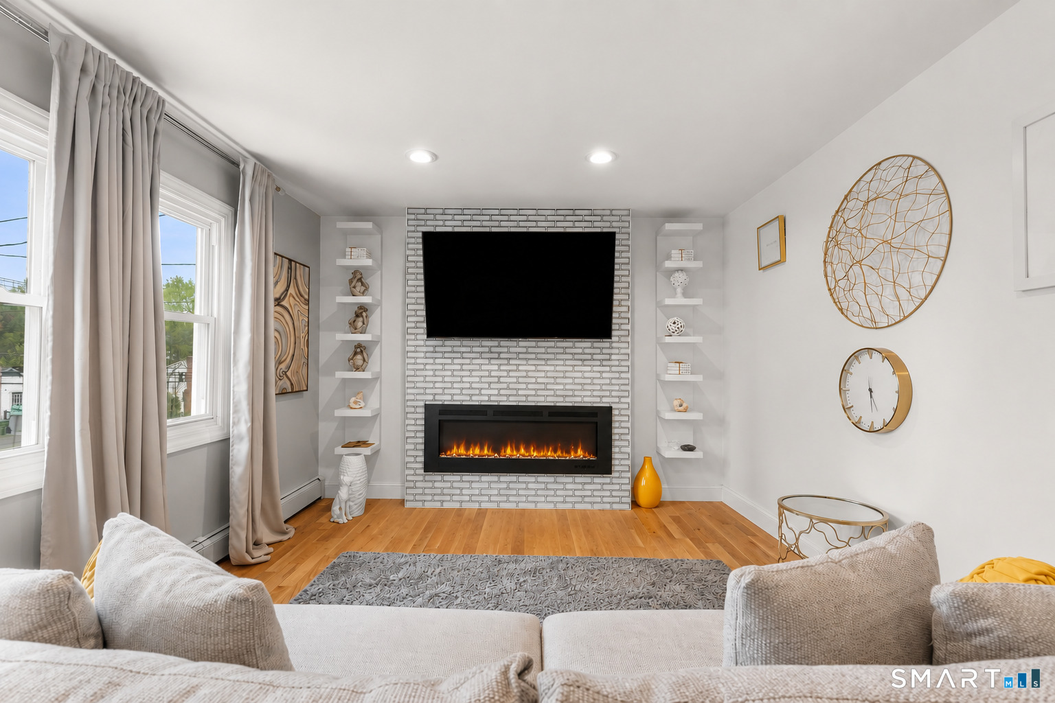 141 Rood Avenue Windsor, CT 06095 - Photo 4 of 37 LIVING ROOM