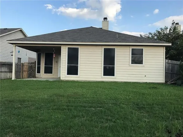 a view of a house with yard
