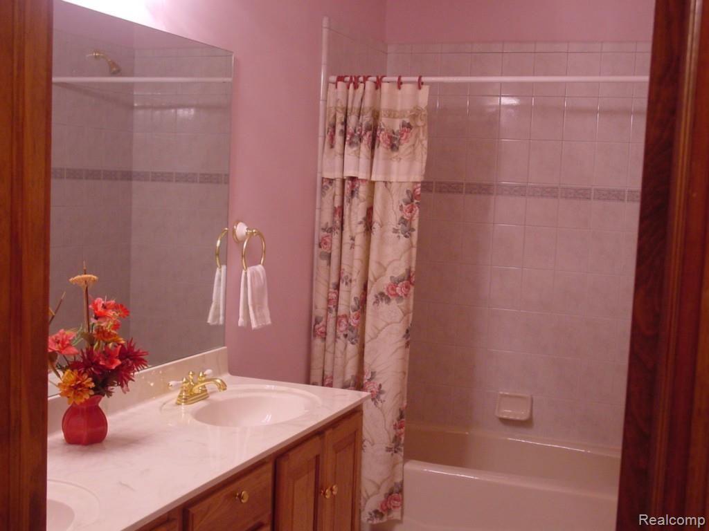 34572 Quaker Valley Road Farmington, MI 48331 - Photo 14 of 15 DSC00008.jpg