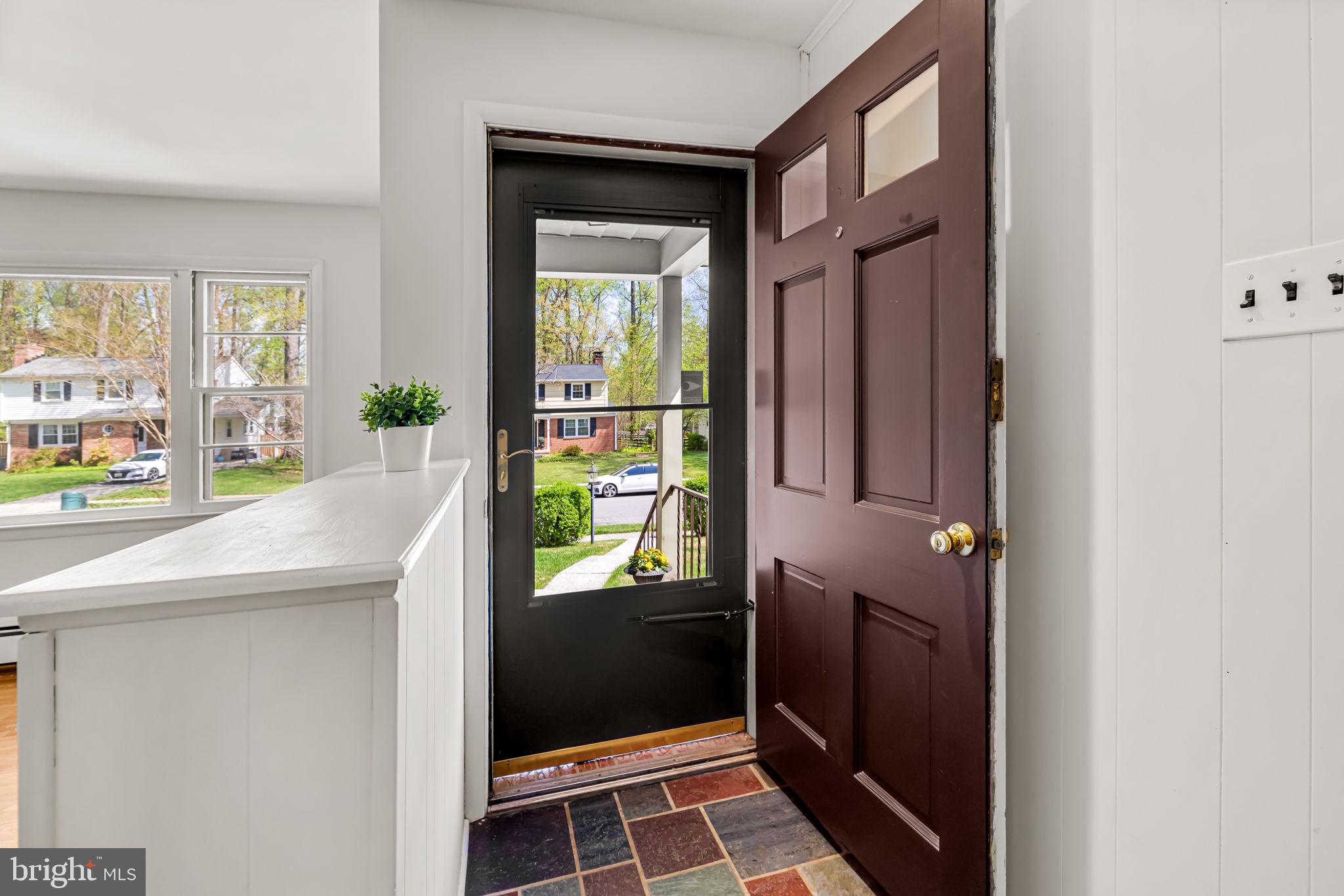 319 Gailridge Road Lutherville-Timonium, MD 21093 - Photo 6 of 56 Come on in......