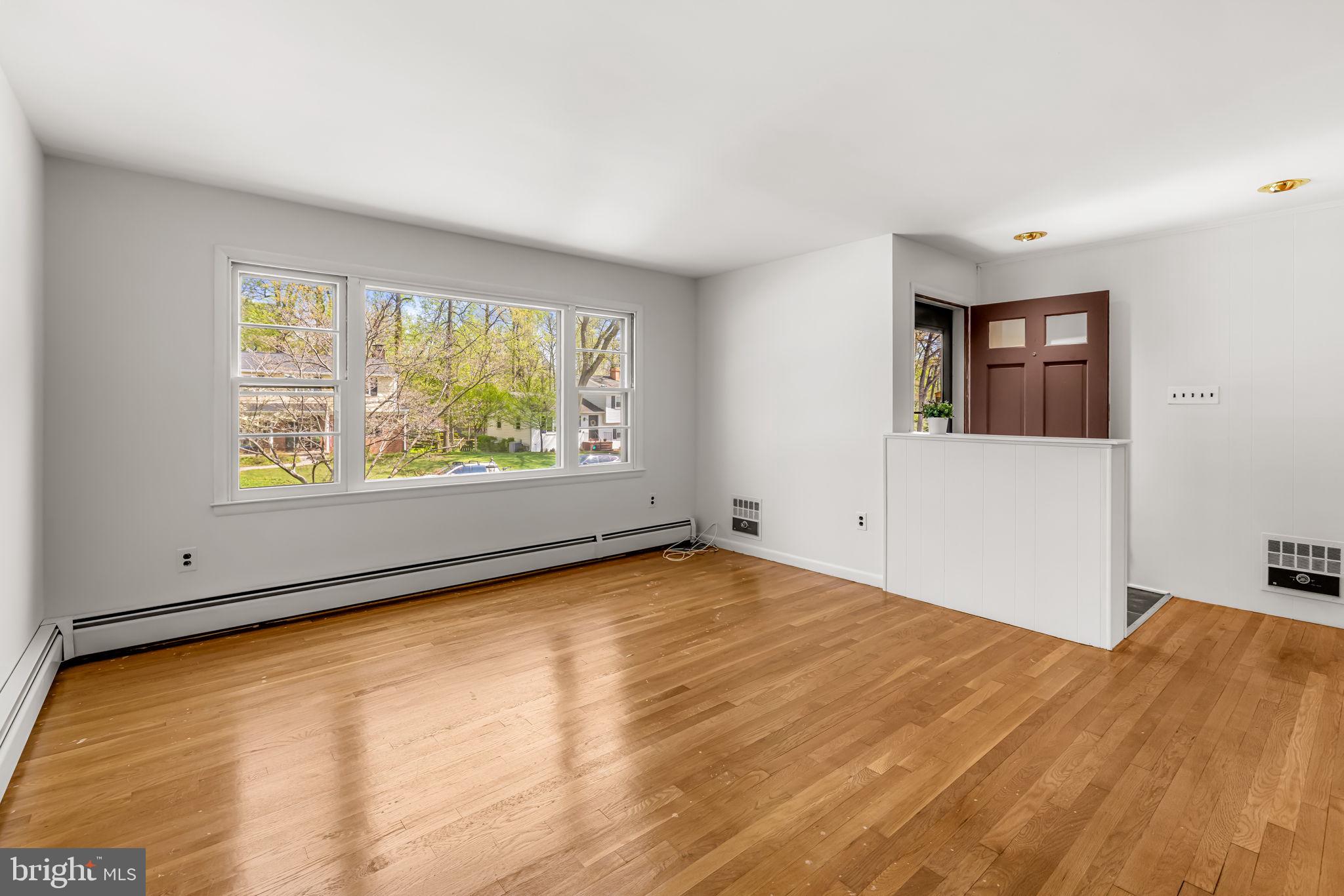 319 Gailridge Road Lutherville-Timonium, MD 21093 - Photo 7 of 56 Living room