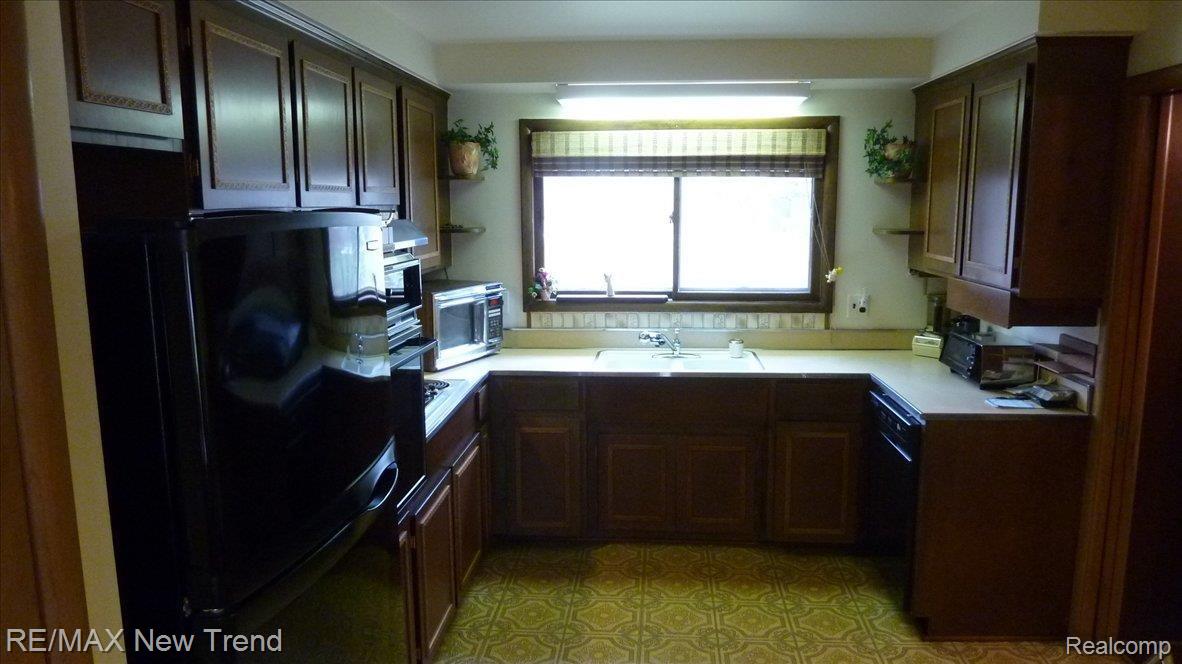 28464 Westerleigh Road Farmington, MI 48334 - Photo 11 of 15 Kitchen2