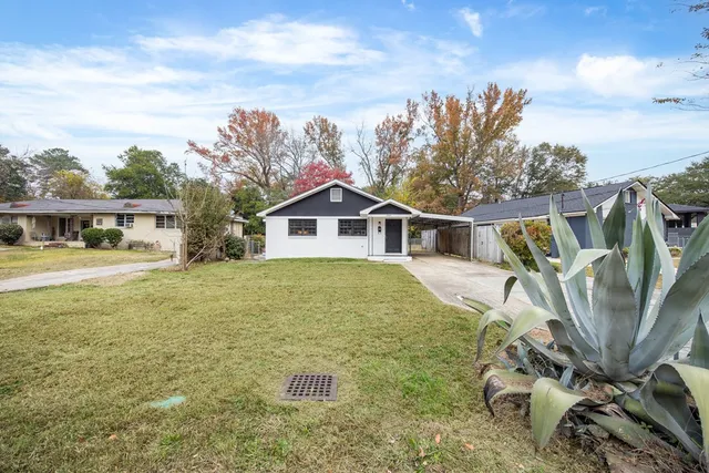 a view of a house with backyard