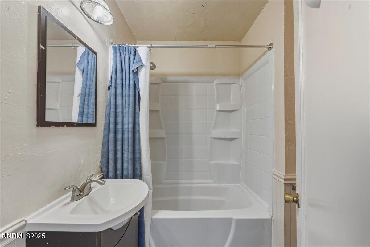 1140 The Strand Reno, NV 89503 - Photo 10 of 19 a bathroom with a bathtub and a sink