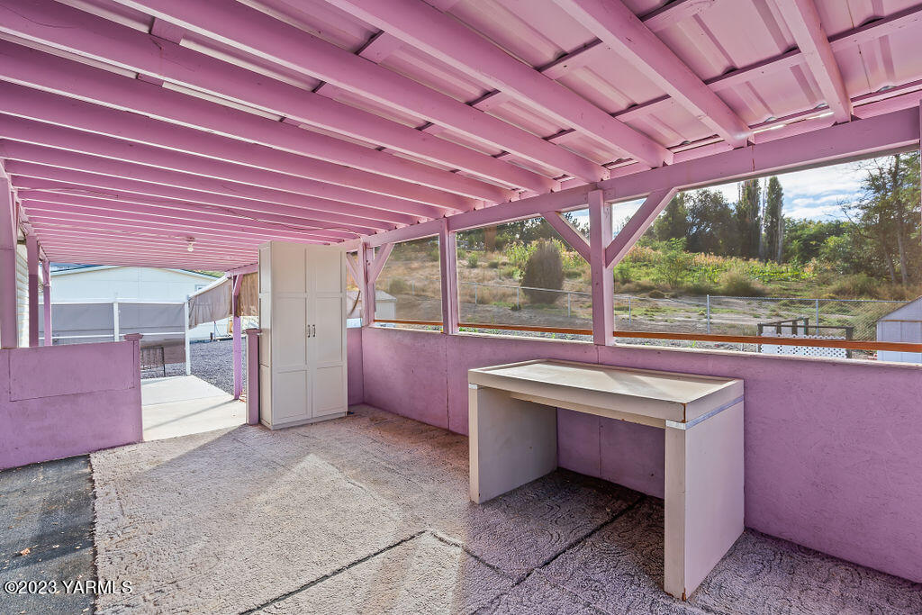1200 South Euclid Road, Unit 99 Grandview, WA 98930 - Photo 20 of 22 a view of a room with table and chairs