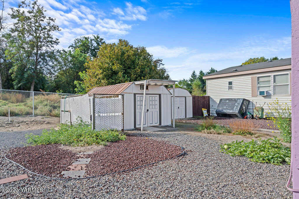 1200 South Euclid Road, Unit 99 Grandview, WA 98930 - Photo 21 of 22 a view of a house with backyard and garden