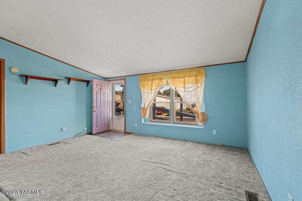 1200 South Euclid Road, Unit 99 Grandview, WA 98930 - Photo 5 of 22 an empty room with window