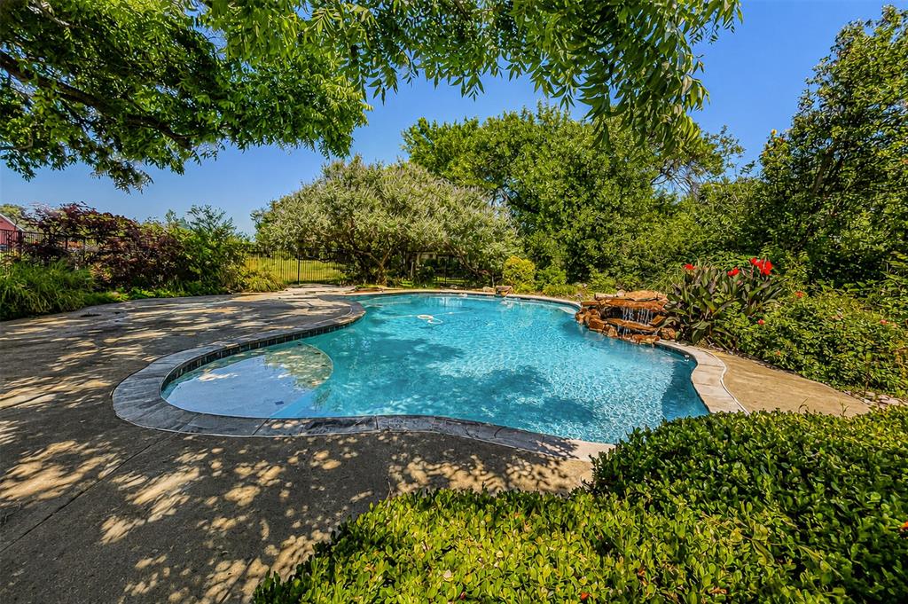 9310 Merritt Road Rowlett, TX 75089 - Photo 24 of 40 a view of a backyard