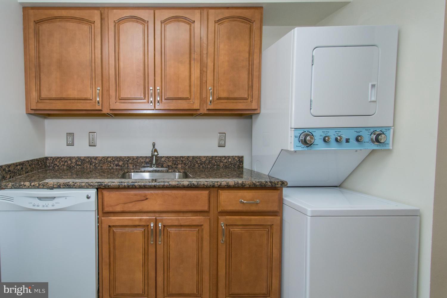 8335 Montgomery Run Road, Unit H Ellicott City, MD 21043 - Photo 4 of 22 a view of cabinets and window
