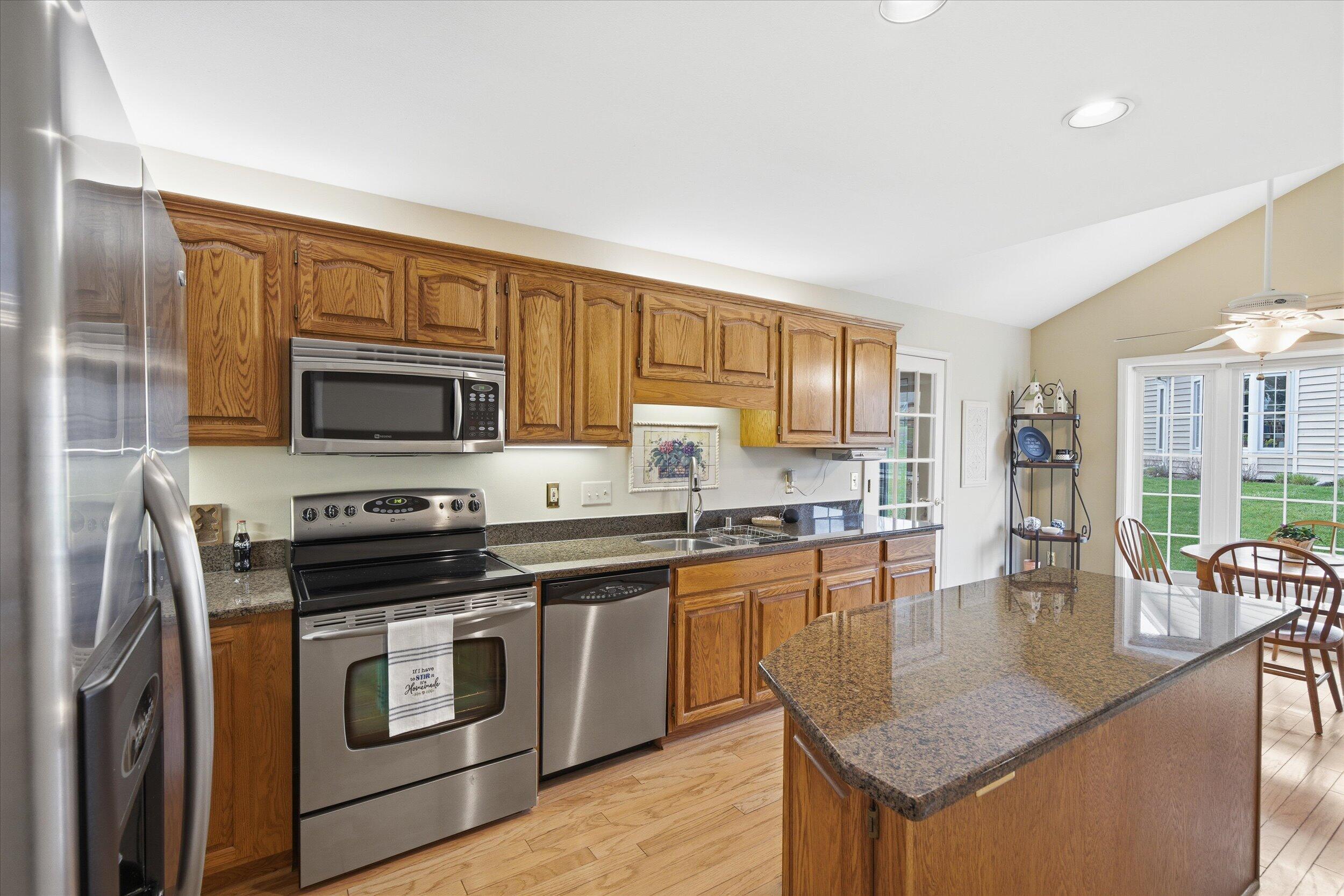 W268-n1935 Shooting Star Road, Unit B Pewaukee, WI 53072 - Photo 17 of 41 Kitchen w/Granite Countertops