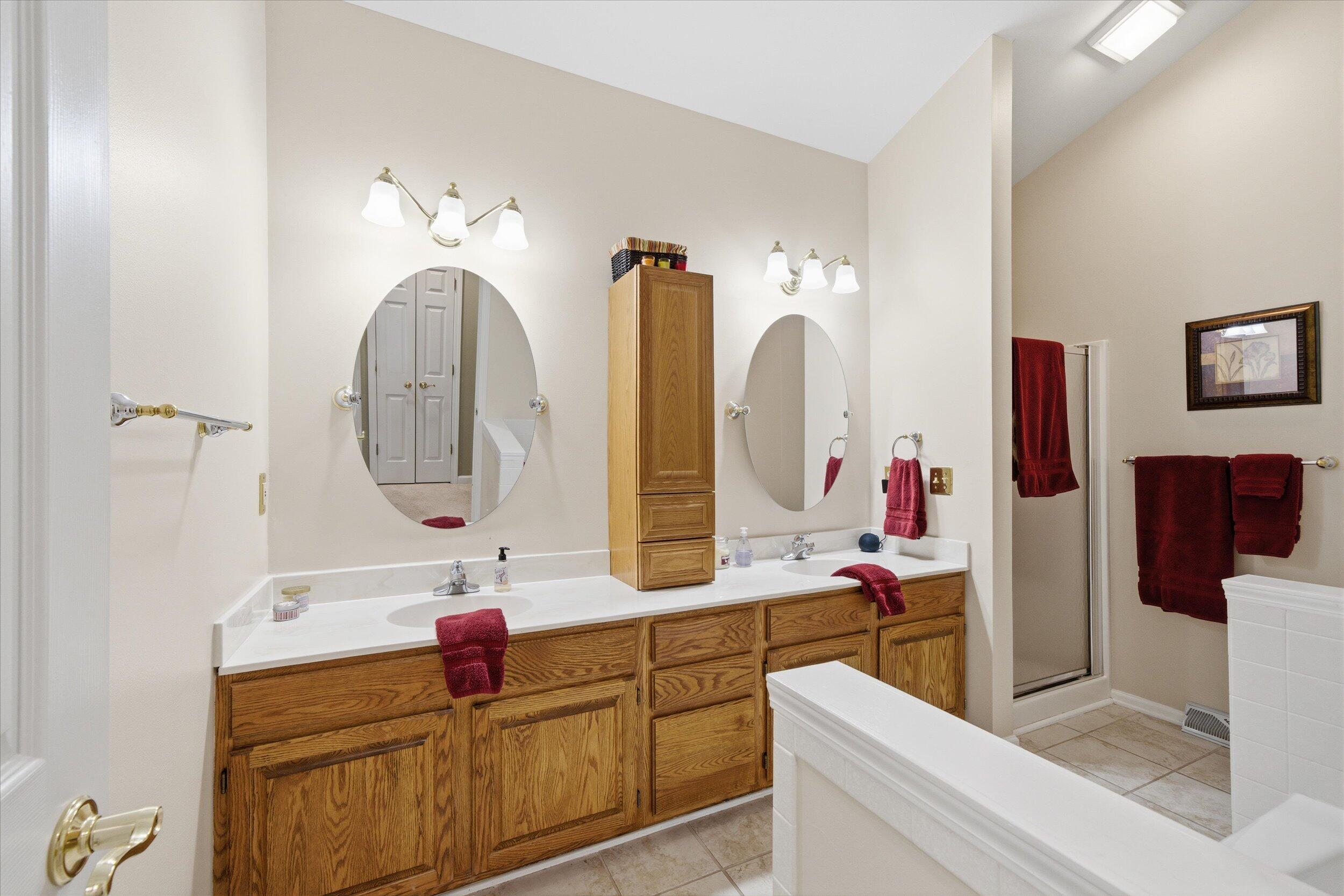 W268-n1935 Shooting Star Road, Unit B Pewaukee, WI 53072 - Photo 32 of 41 Bath w/Shower & Tub