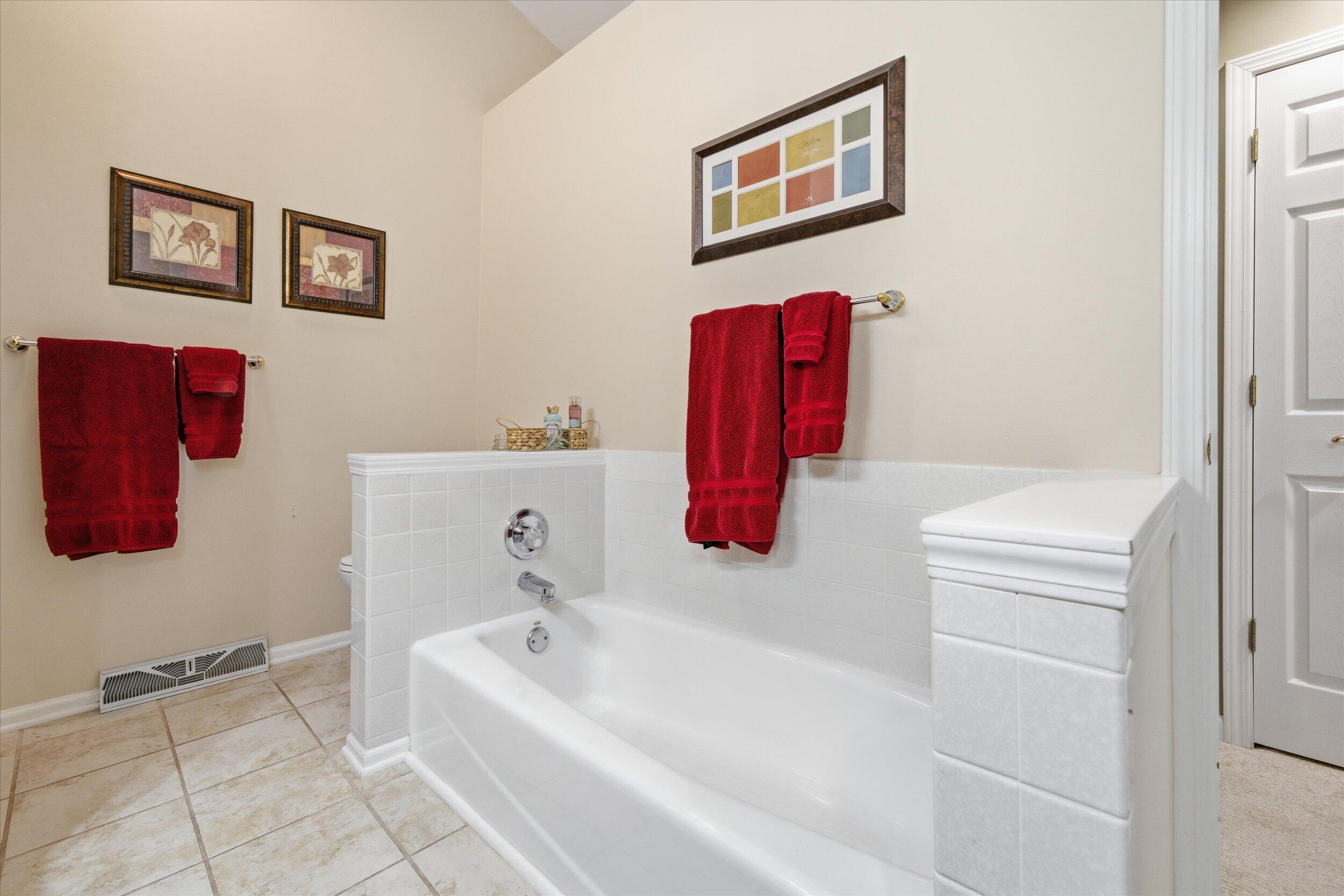 W268-n1935 Shooting Star Road, Unit B Pewaukee, WI 53072 - Photo 33 of 41 Bath w/tub