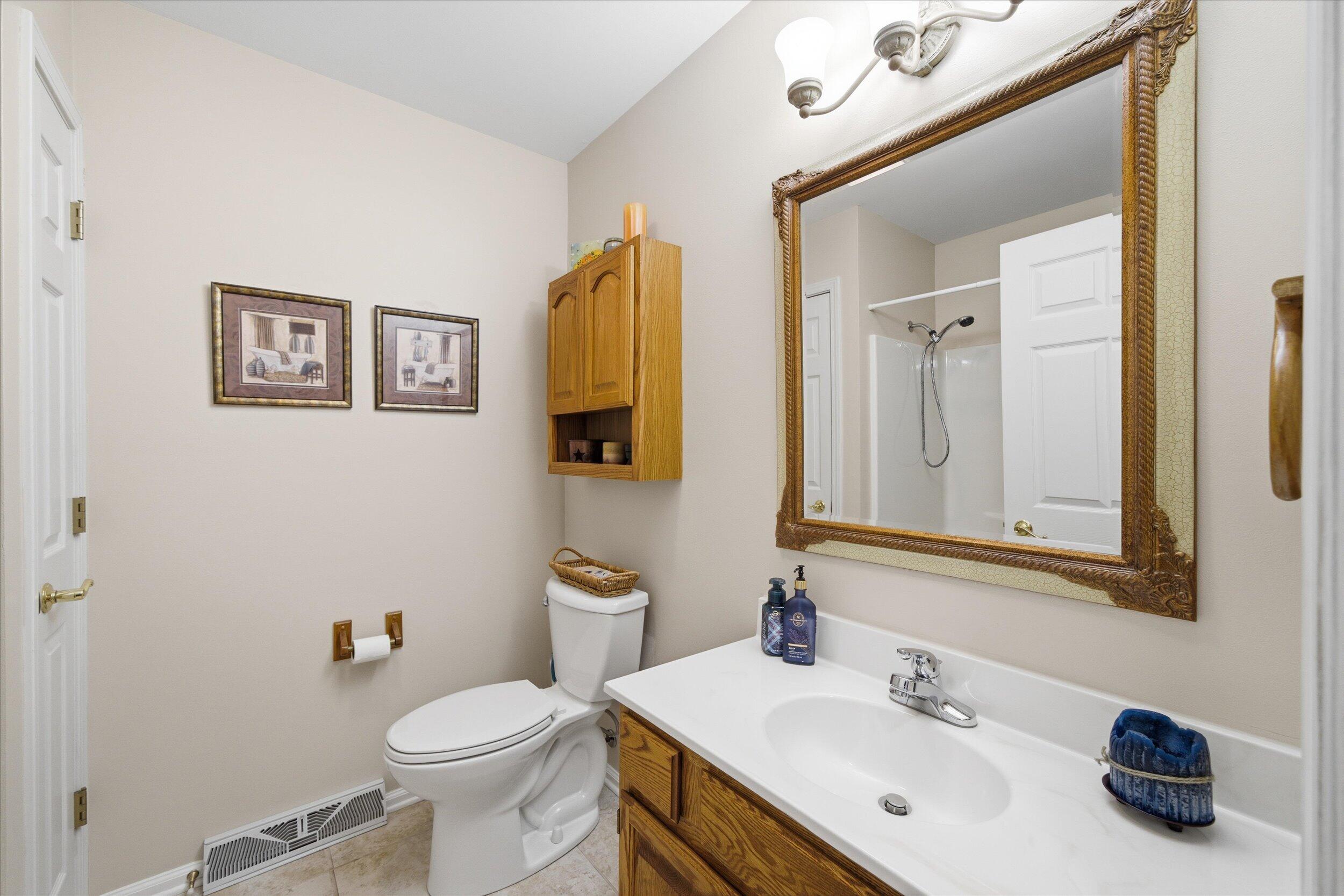 W268-n1935 Shooting Star Road, Unit B Pewaukee, WI 53072 - Photo 37 of 41 Hallway Full Bathroom (Shower/Tub)